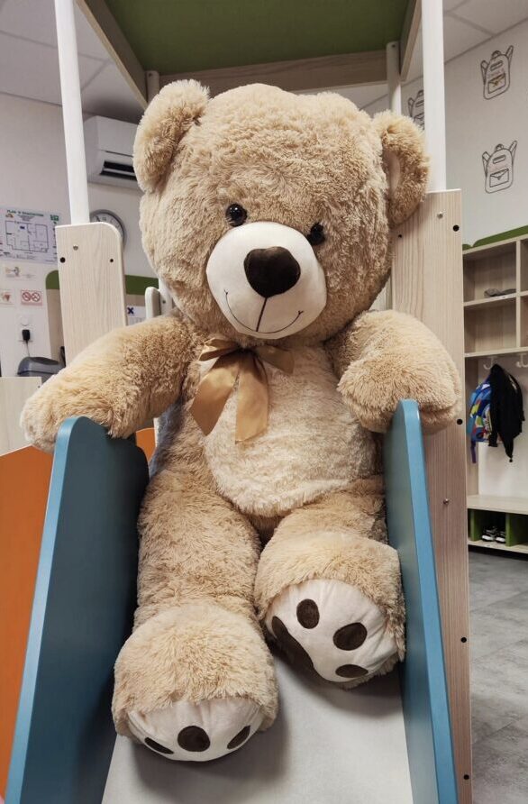 Ourson en peluche dans un espace de jeu pour jeunes enfants